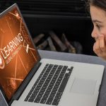 Koncepcja e-learningu i edukacji online dla studentów i uczelni. Graficzny interfejs pokazujący technologię cyfrowego szkolenia dla osób do zdalnej nauki z dowolnego miejsca.