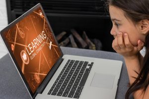 Koncepcja e-learningu i edukacji online dla studentów i uczelni. Graficzny interfejs pokazujący technologię cyfrowego szkolenia dla osób do zdalnej nauki z dowolnego miejsca.