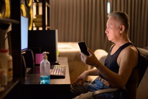 Internet po WiFi czy po kablu? Co wybrać do gier, a co do pracy biurowej?