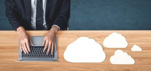 Technologia przetwarzania w chmurze i przechowywanie danych online dla koncepcji sieci biznesowej.