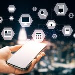 Smartfon w ręku z abstrakcyjnym cyfrowym interfejsem biznesowym na niewyraźnym nocnym tle miasta Koncepcja technologii i innowacji Multiexposure