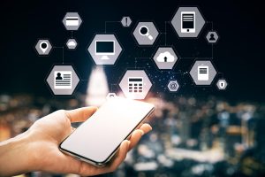 Smartfon w ręku z abstrakcyjnym cyfrowym interfejsem biznesowym na niewyraźnym nocnym tle miasta Koncepcja technologii i innowacji Multiexposure