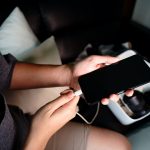 Ręka za pomocą ładowania smartfona z baterią