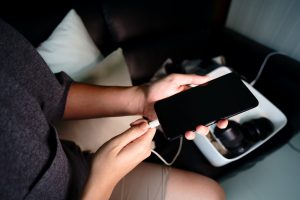 Jak przyspieszyć ładowanie telefonu? Technologie Quick Charge i Power Delivery