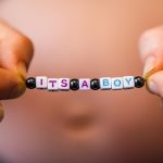 Zbliżenie dłoni kobiety trzymającej tekst